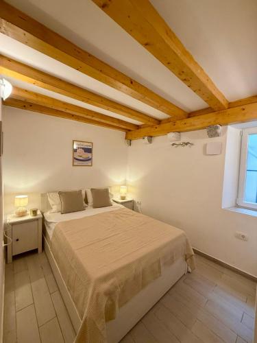 One-Bedroom Apartment 12