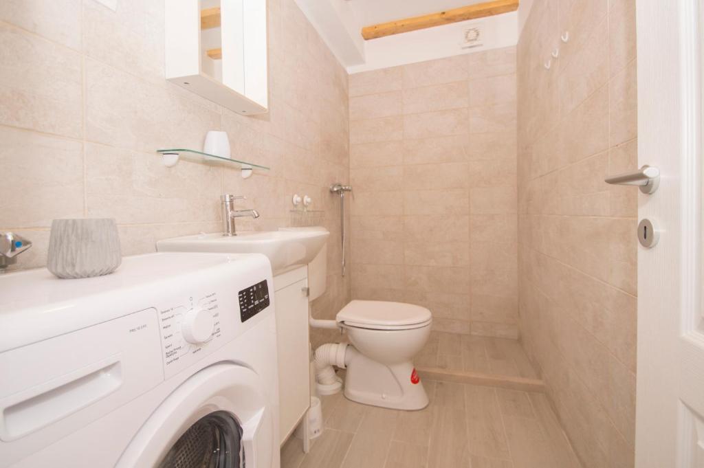 One-Bedroom Apartment 13