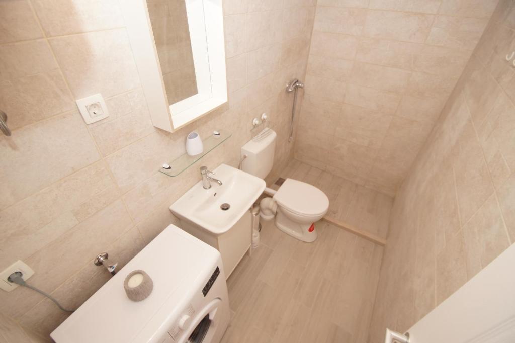 One-Bedroom Apartment 6