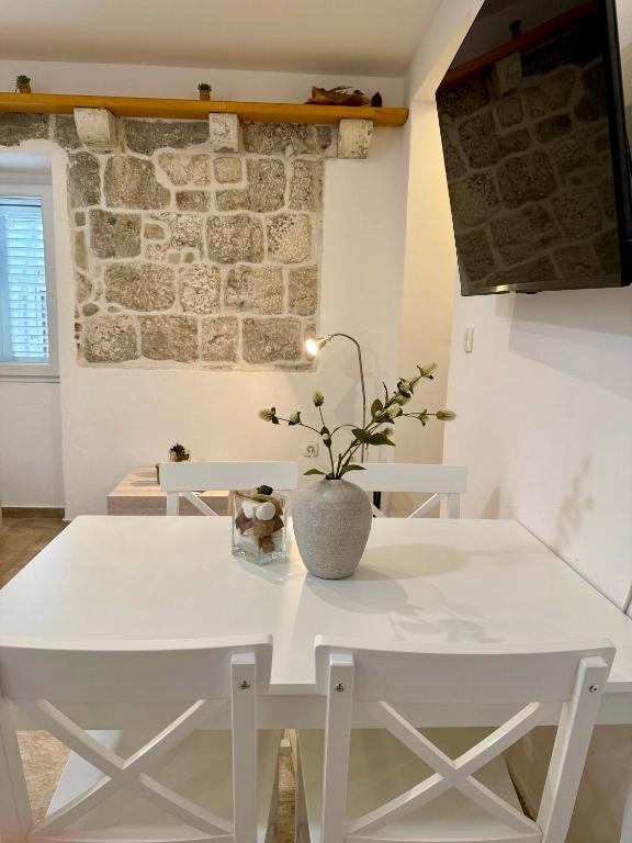 One-Bedroom Apartment 7